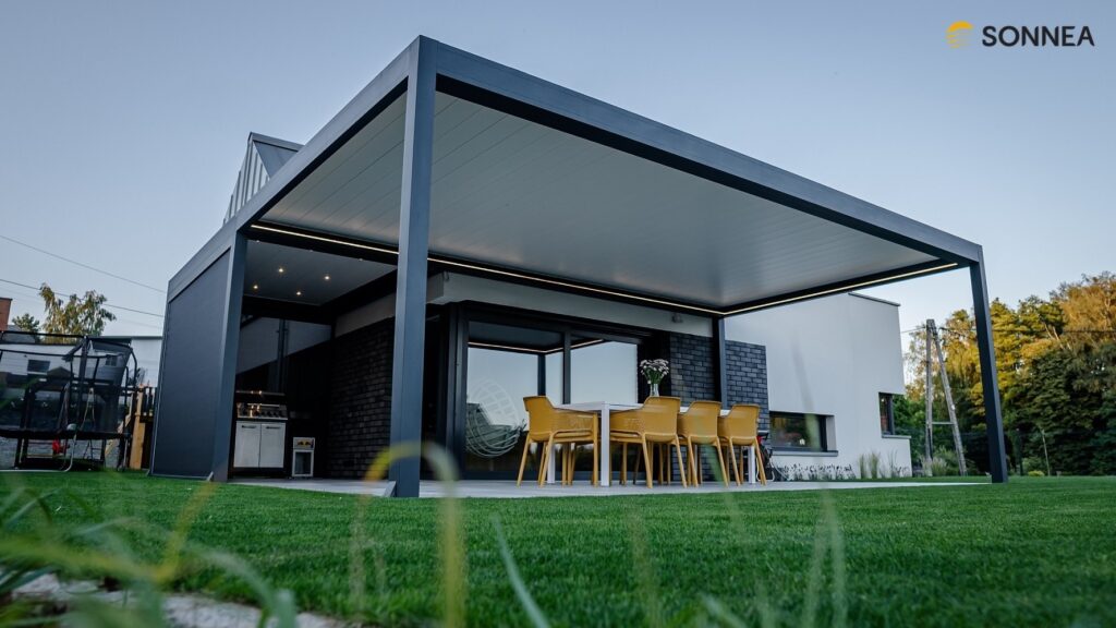 Lamellenpergola mit Umfangs- und Spotbeleuchtung