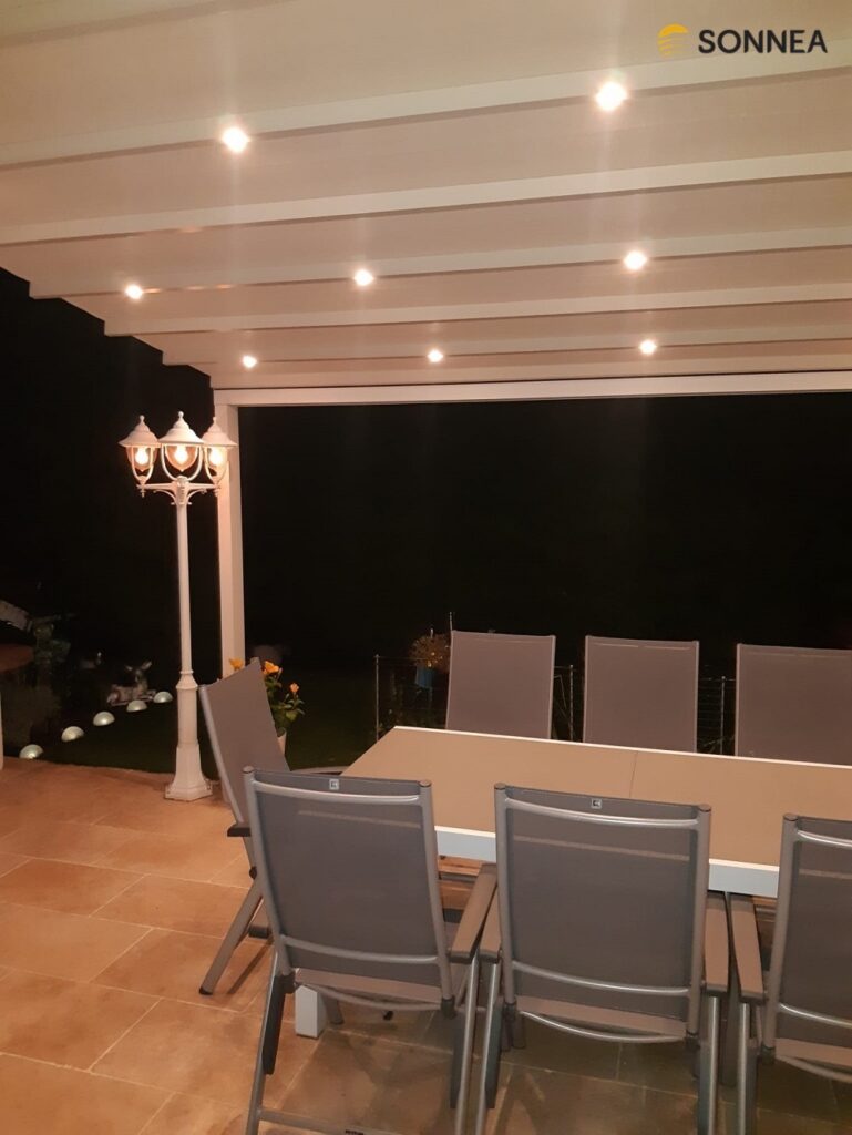 Stoffpergola mit Gefälle und Beleuchtung