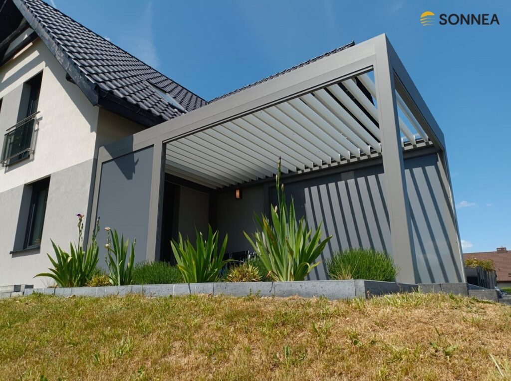 Graue Lamellenpergola mit Beleuchtung und Jalousien