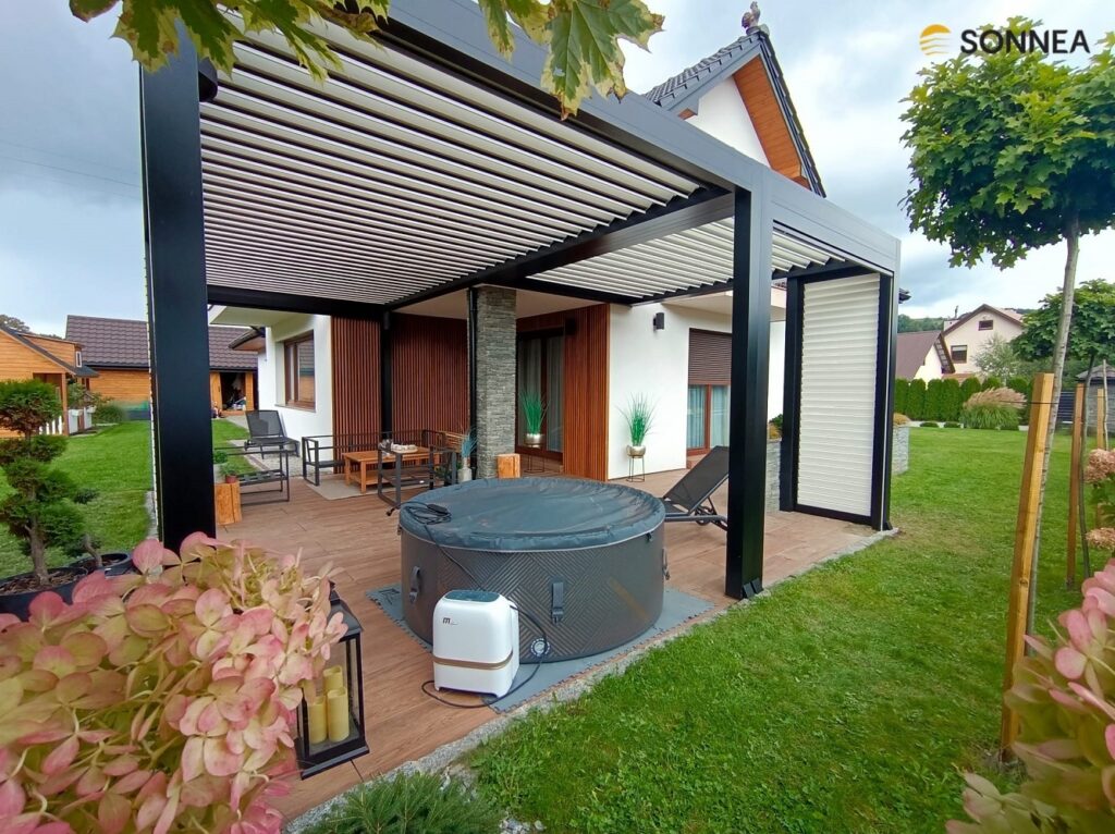 Lamellenpergola mit Shutters und Jalousien