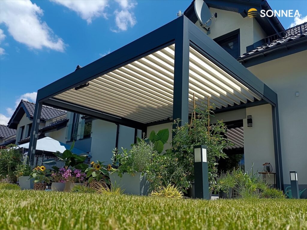 Lamellenpergola mit Jalousien und Heizkörpern