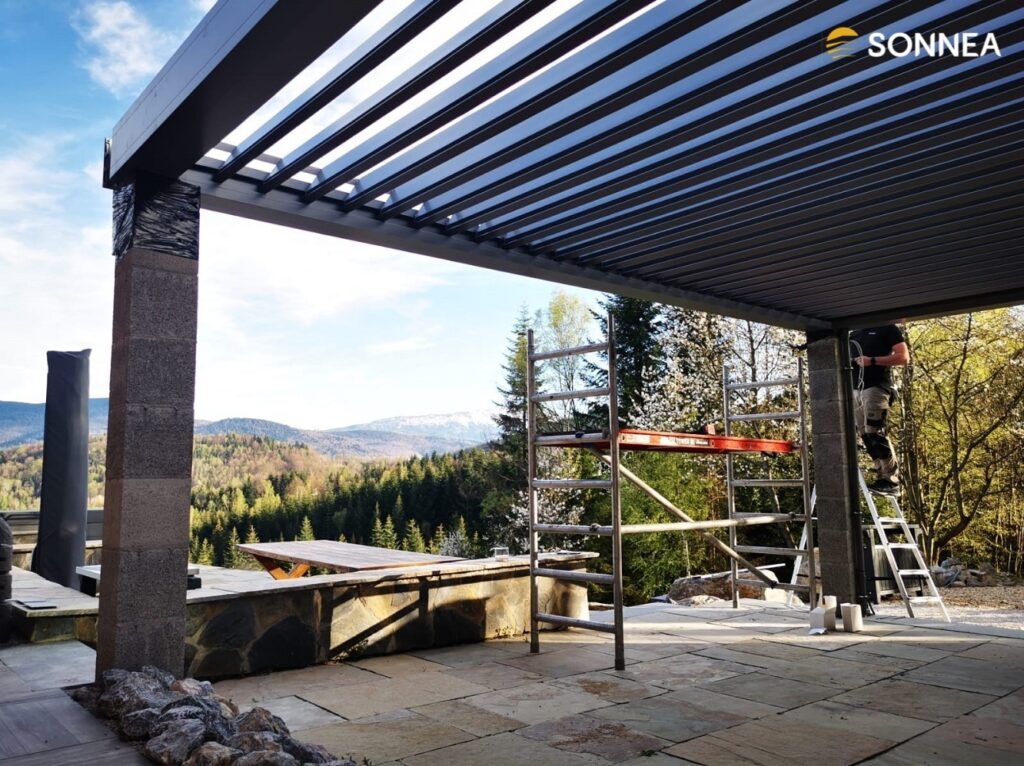 Auf Betonpfeilern montierte Lamellenpergola