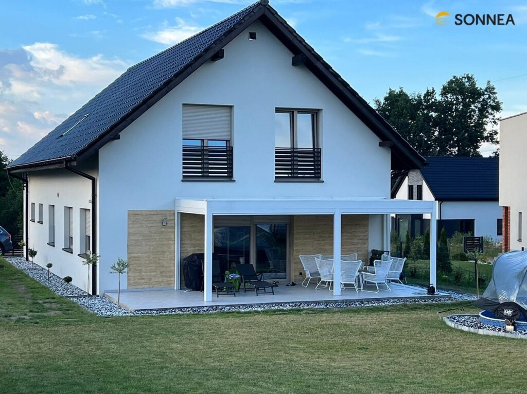 Lamellenpergola mit Jalousien