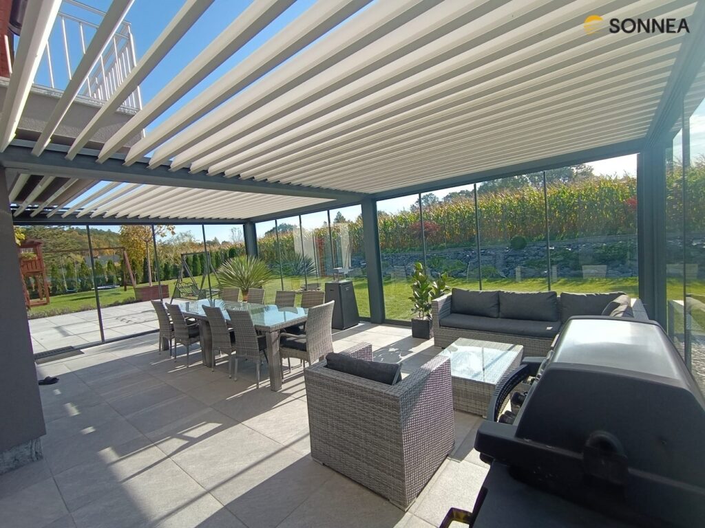 Lamellenpergola mit Verglasung