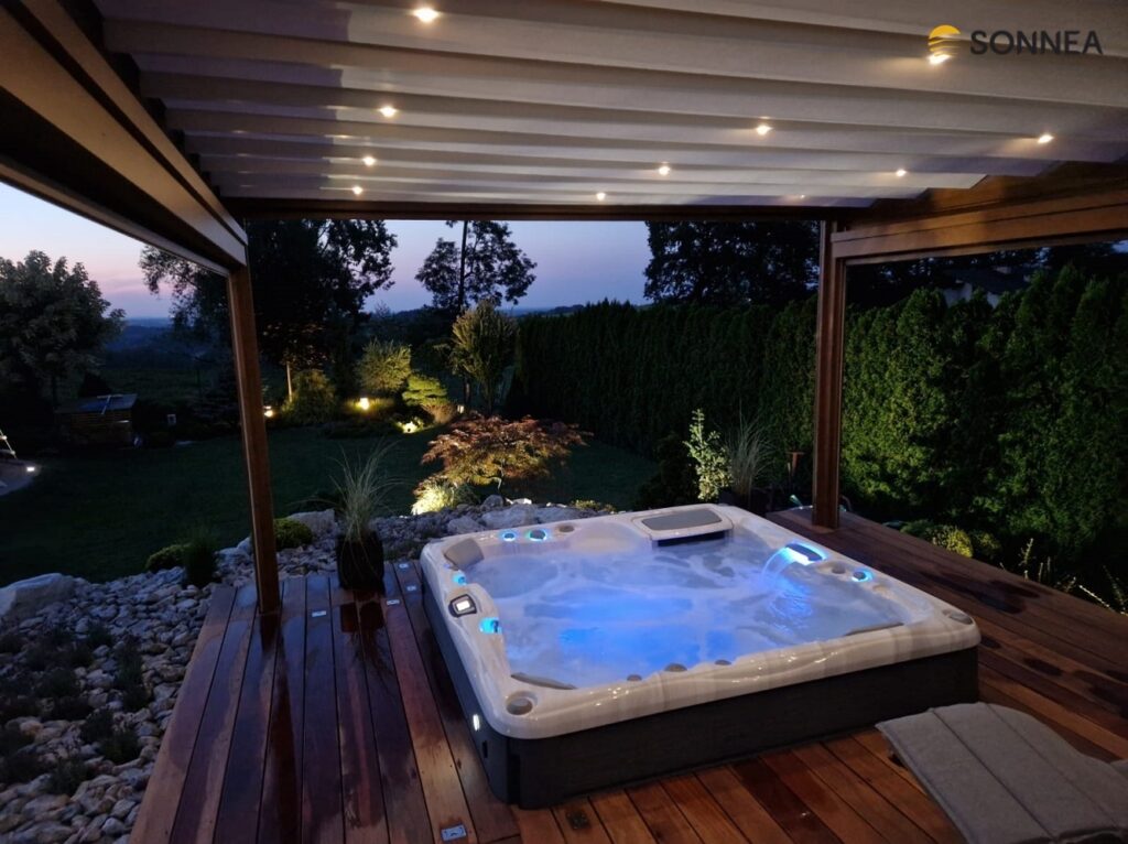 Stoffpergola mit Beleuchtung und Jalousien