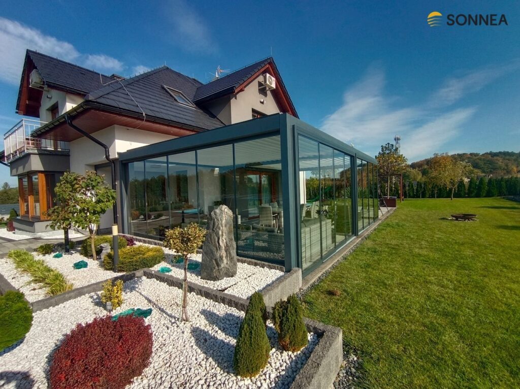 Lamellenpergola mit Seitenverglasung