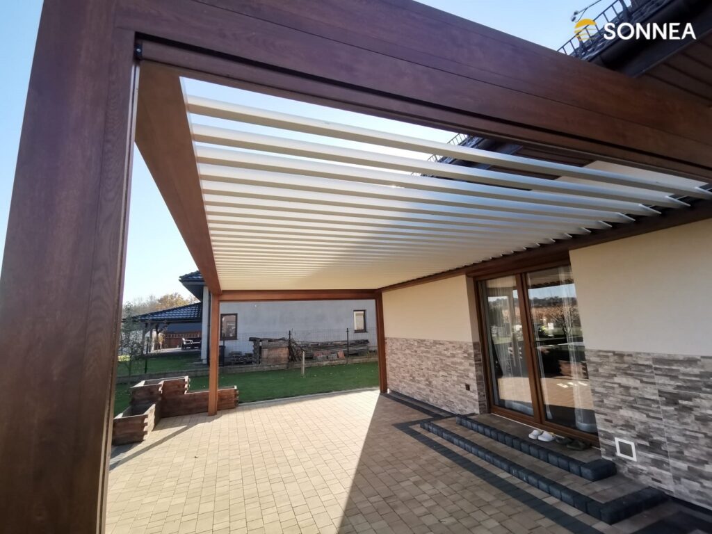 Holzähnliche Lamellenpergola mit weißen Lamellen