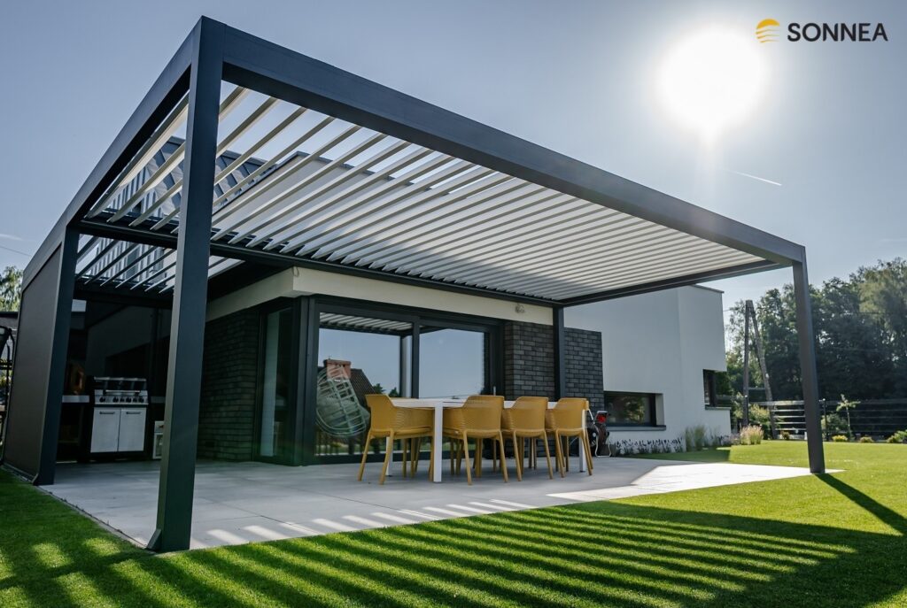 Lamellenpergola mit Beleuchtung und Jalousien