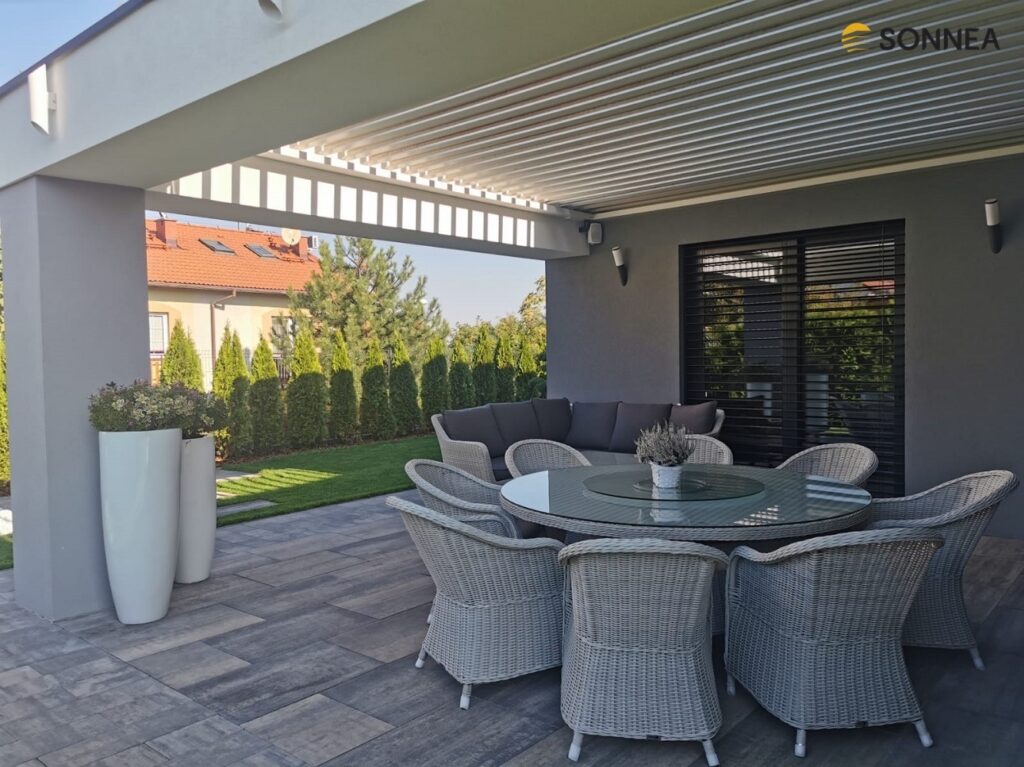 Lamellenpergola montiert in einem Gebäudering