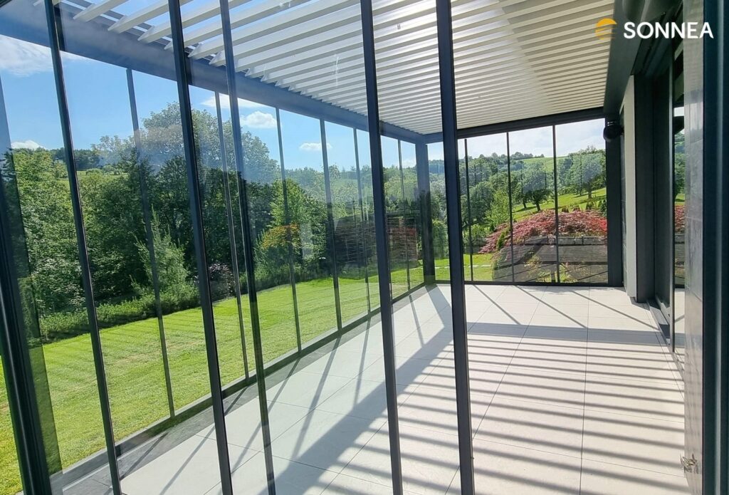 Lamellenpergola Technic mit Seitenverglasung