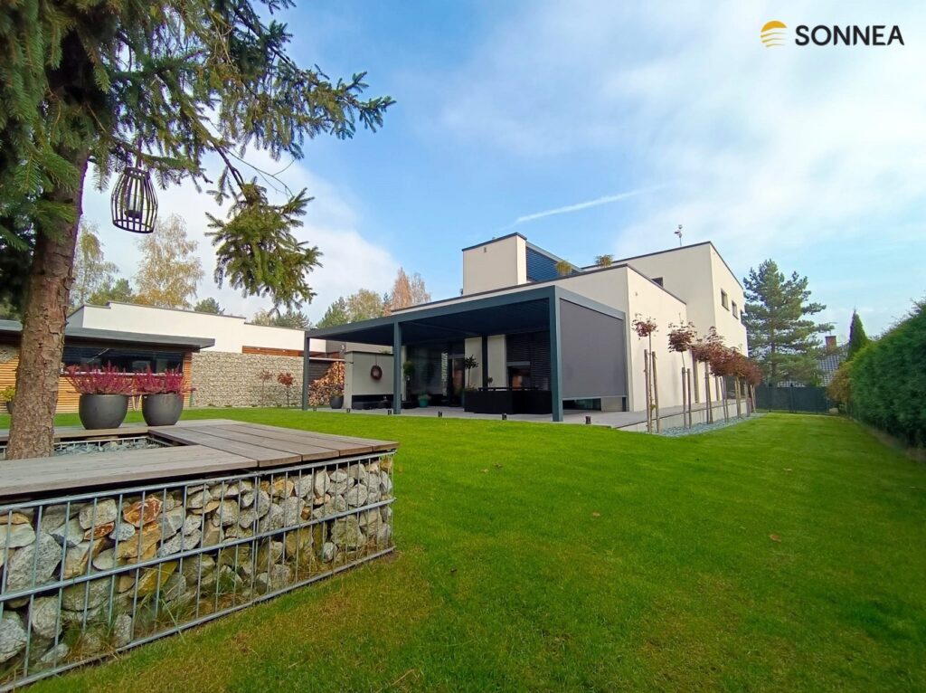 Freistehende Lamellenpergola und Dachmodul