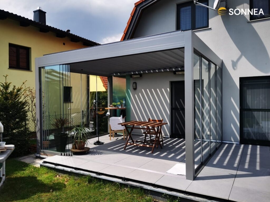 Lamellenpergola mit Heizkörpern und Seitenbeleuchtung
