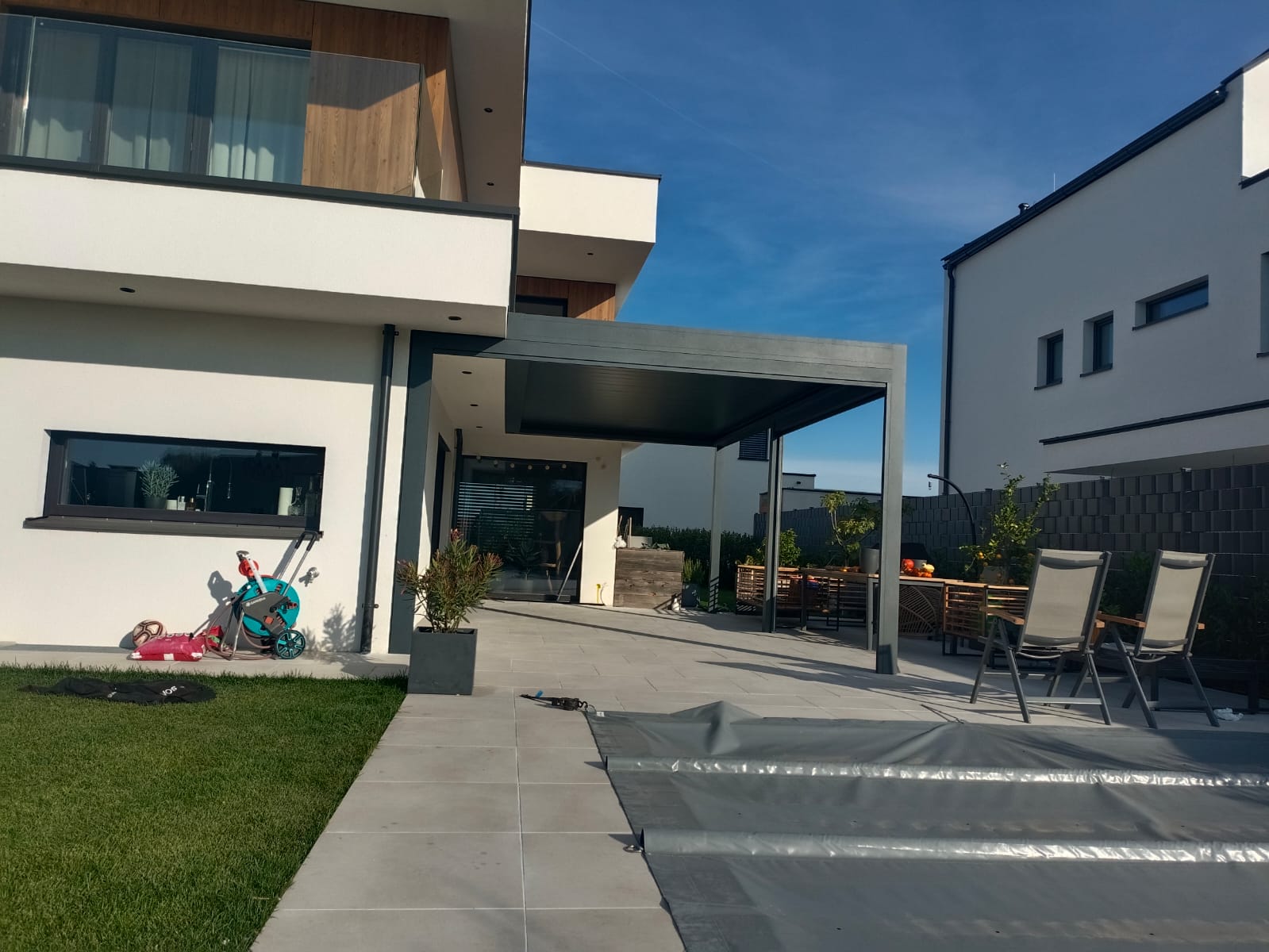 Lamellenpergola mit Screen ZIP-Jalousien am Pool