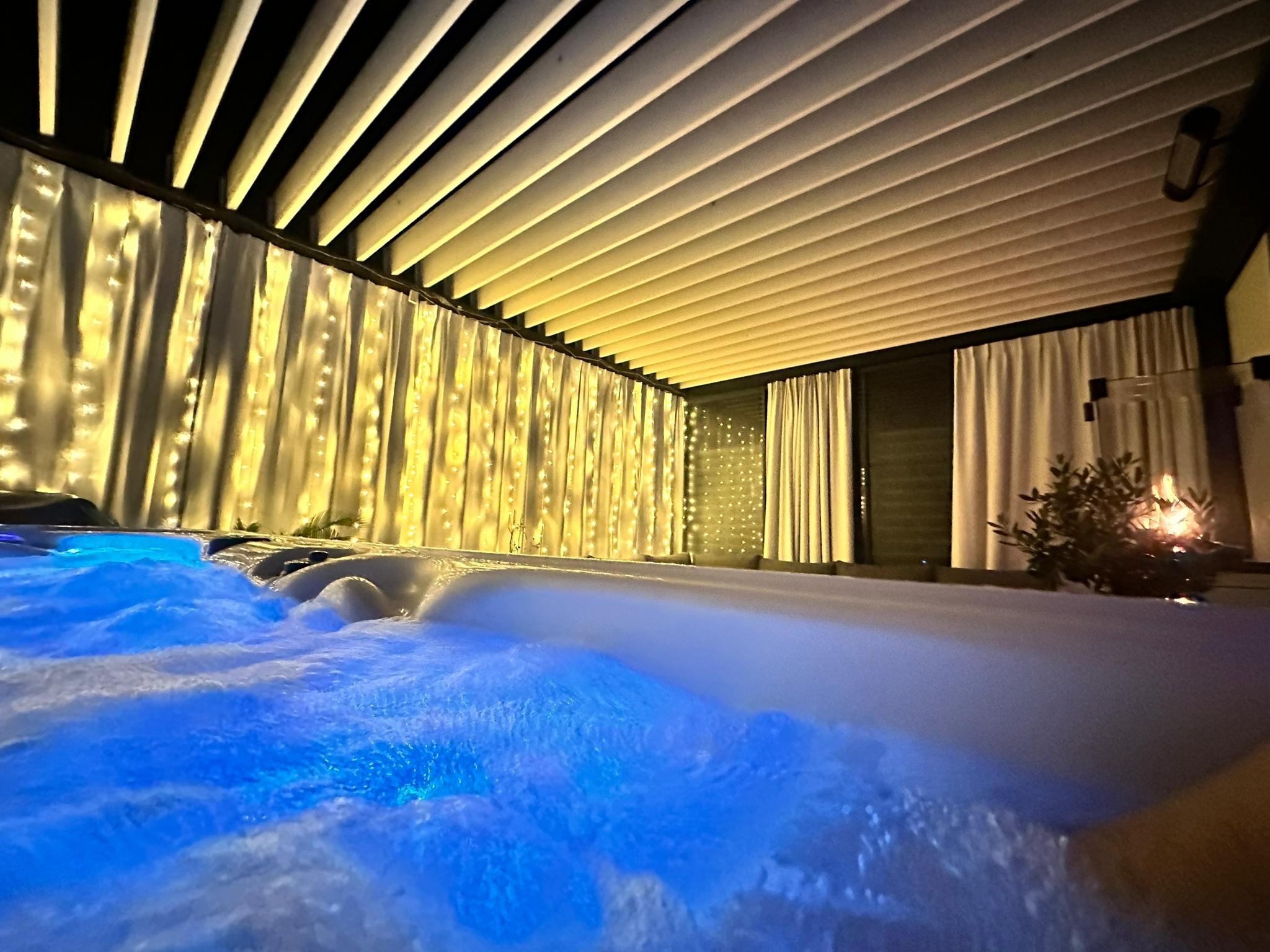 Lamellenpergola mit LED-Beleuchtung und Seitenverglasung