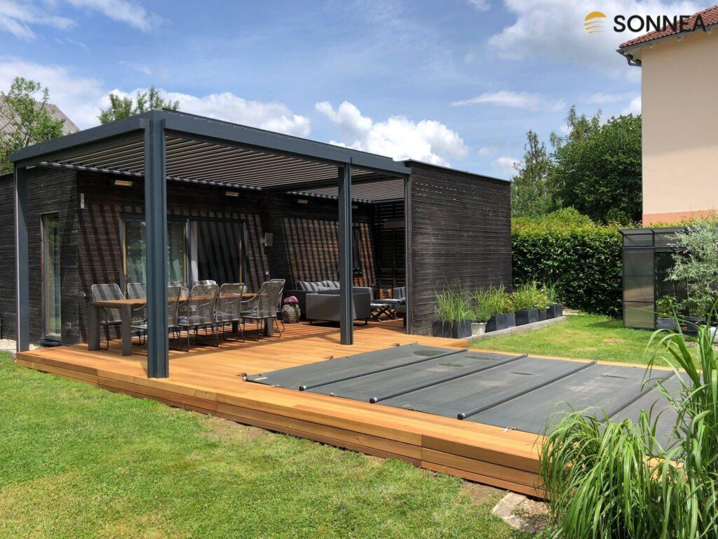 Lamellenpergola mit Jalousien, Wärmestrahlern und Beleuchtung