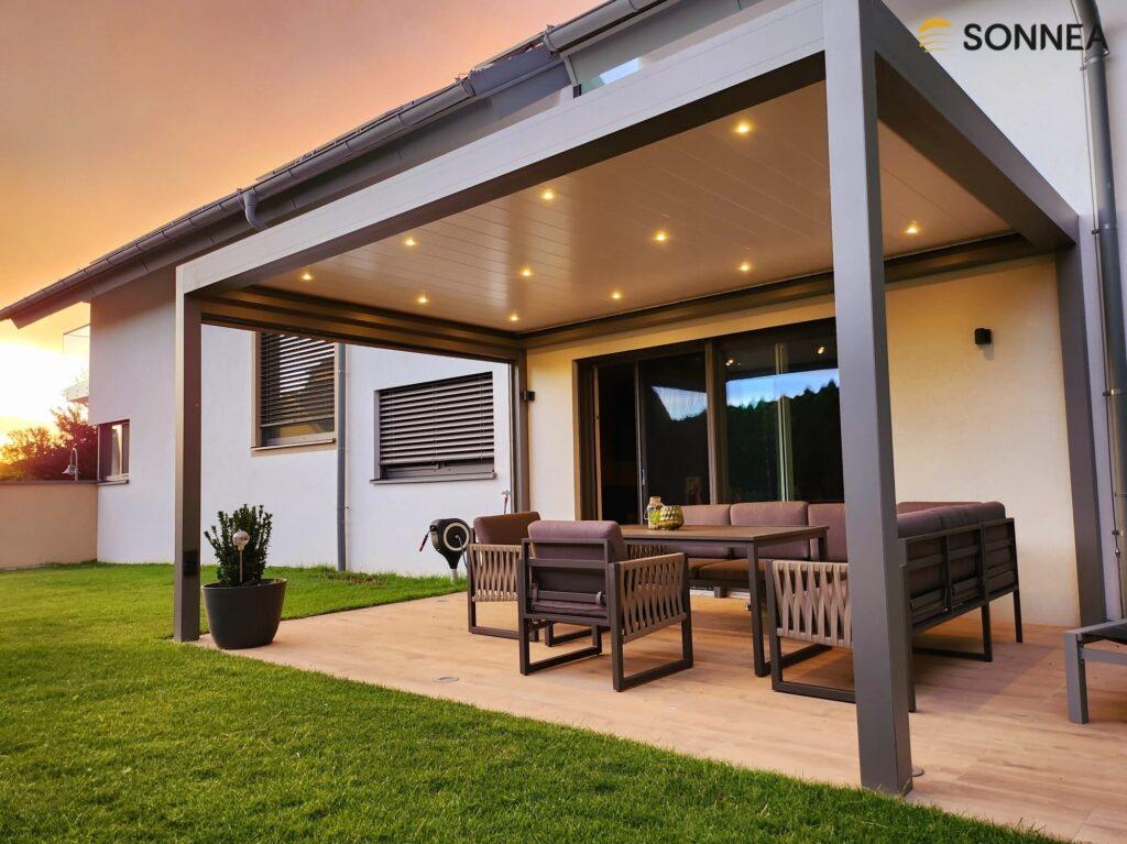 Lamellenpergola mit Beleuchtung und Screen ZIP-Jalousien