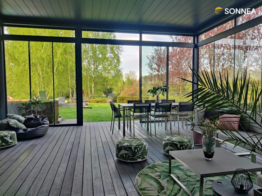 Lamellenpergola mit Seitenverglasung und LED-Beleuchtung