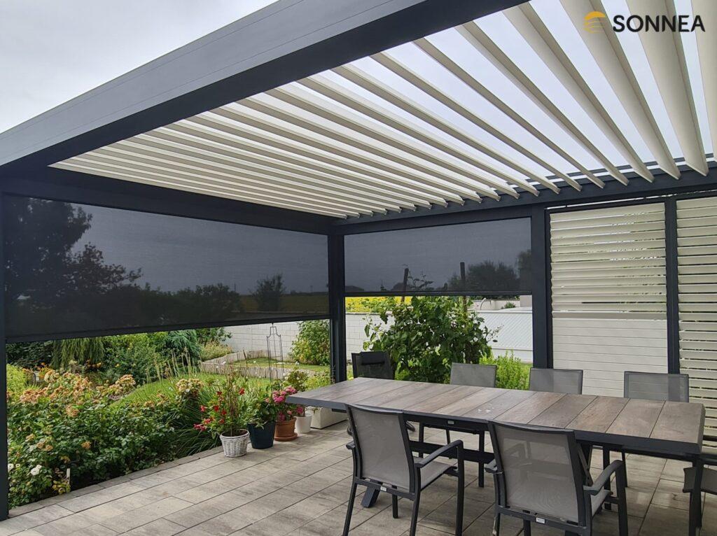 Lamellenpergola mit Jalousien und Shutters